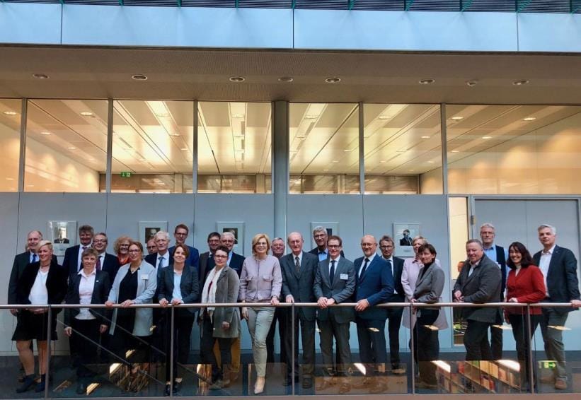 Foto zeigt die damalige Bundesministerin Julia Klöckner mit den Mitgliedern der Borchert-Kommission zu ihrer konstituierenden Sitzung am 01.04.2019.